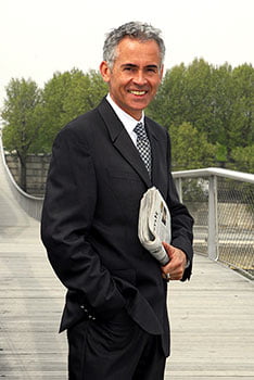 Manager homme senior en costume gris sur un pont de la Seine à Paris, photo réalisée par seances-photo.fr