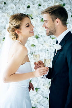 Jeune et belle mariée avec son mari en train de boire du Champagne, photo réalisée par seances-photo.fr